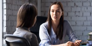 Como escutar os outros com mais atenção e empatia