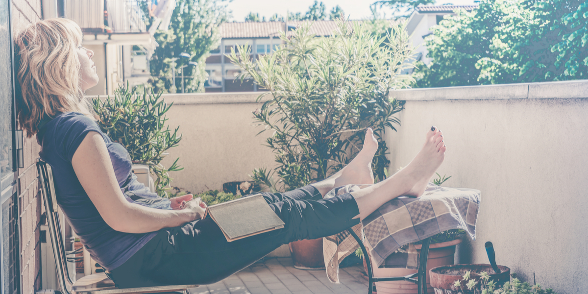 WOMAN, RELAX, OUTSIDE