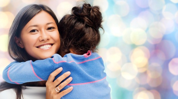 WEB-ADOPTIOON-GIRL-MOTHER-HISPANIC-shutterstock_298070135-Syda Productions-AI