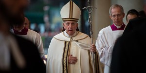 Papa a advogados e juízes: tutelem os casais cristãos