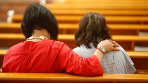 MULHER CONSOLA OUTRA NA IGREJA