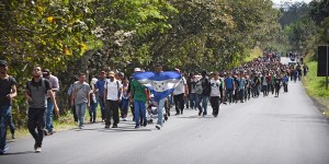 Centenas de migrantes centro-americanos chegam ao México via Guatemala
