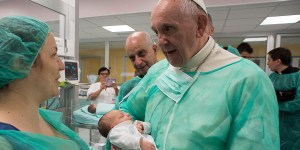O que a Igreja Católica faz para ajudar mães estupradas e seus bebês?