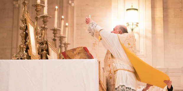 Padre celebra a Santa Missa