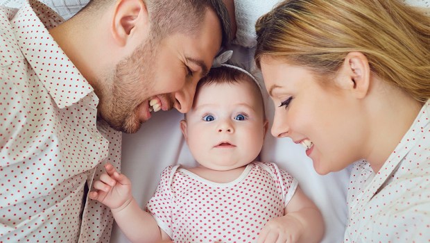 PAIS COM BEBÊ