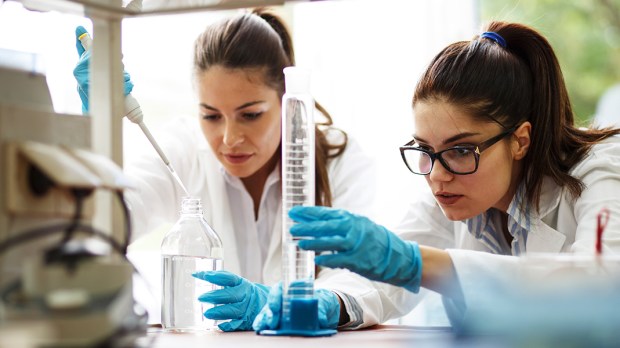 WEB3;WOMAN;SCIENTIST;LABORATORY;SCIENCE;Shutterstock_568433176;KS01