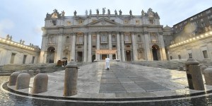 A chuva, o entardecer e o vazio versus o Papa, Maria e o Cristo Milagroso