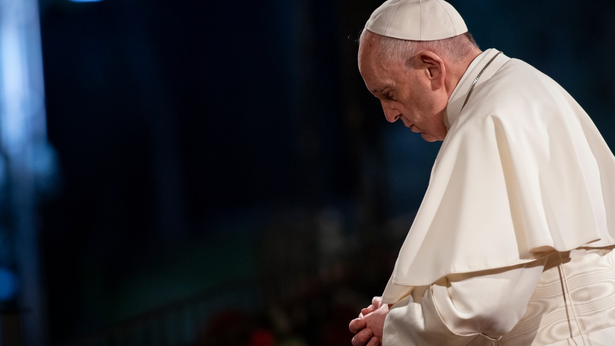 Papa Francisco em oração