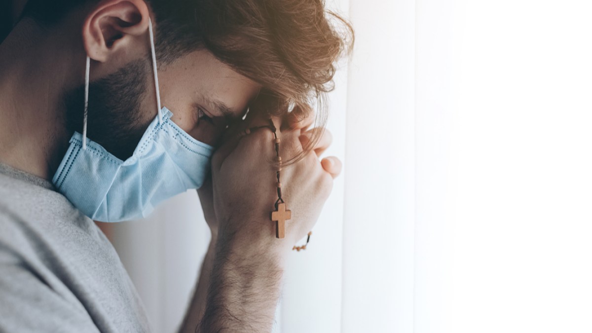 Missionário dá terço a enfermeiro