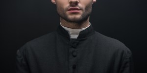 Praga de padre: que superstição é essa?