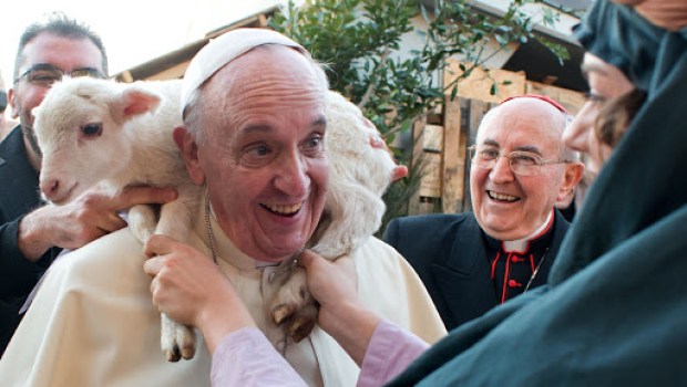 Papa Francisco com ovelha ou cordeiro nos ombros
