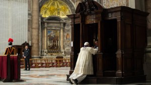 Pope Francis during a confession – AFP – ar