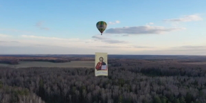 Ícone gigante de Cristo ganha o céu em um balão