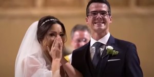 Noivo faz surpresa emocionante para a esposa na cerimônia de casamento