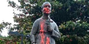 Estátua de São José de Anchieta, co-padroeiro do Brasil, é alvo de vandalismo
