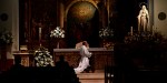 PADRE REZANDO NA IGREJA