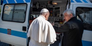 Ambulância do Papa distribui vacinas e testes de covid em periferias