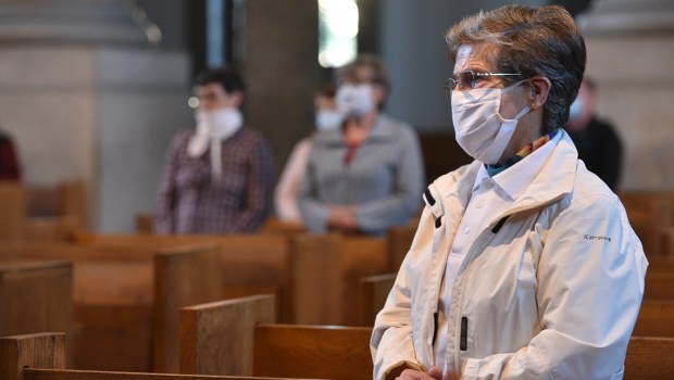 PESSOAS NA MISSA EM IGREJA