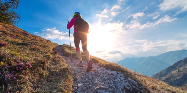WOMAN, TREKKING. MOUNTAIN