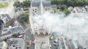 Violência contra religião na França: catedral de Nantes é incendiada