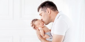 Para os papais: como criar um vínculo forte com o recém-nascido