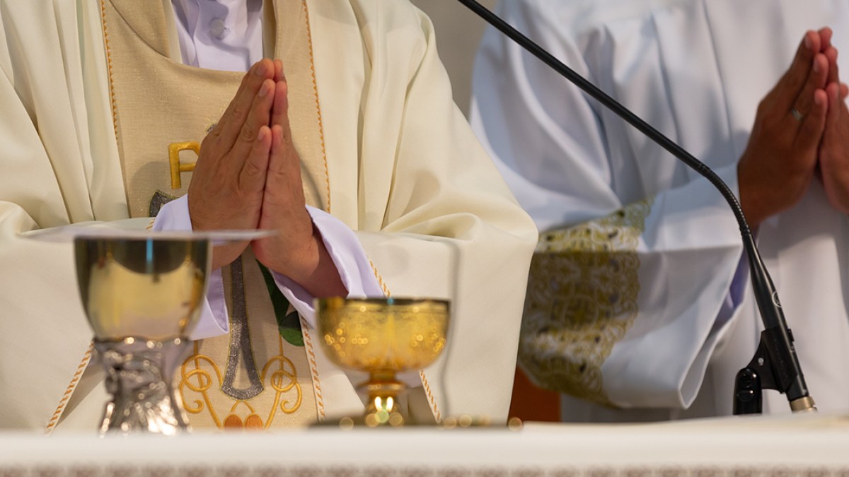 PADRE NO ALTAR DA MISSA