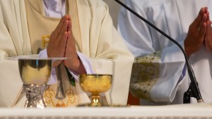 PADRE NO ALTAR DA MISSA