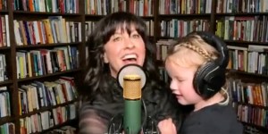 Alanis Morissette mostra a realidade e a alegria da maternidade em apresentação virtual