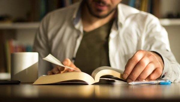 Homem lendo a Bíblia