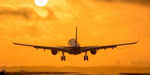 Vídeo: piloto faz surpresa à mãe em voo e emociona passageiros de avião