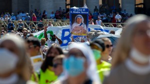 Imagem de Madre Teresa no Angelus no Vaticano