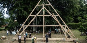 Carpinteiros usam técnica medieval para construir telhado de Notre Dame