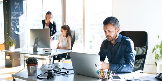 BUSINESS PEOPLE WORKING TOGETHER