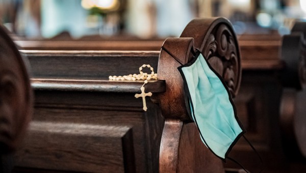 MASCARA CIRÚRGICA EM BANCO DE IGREJA