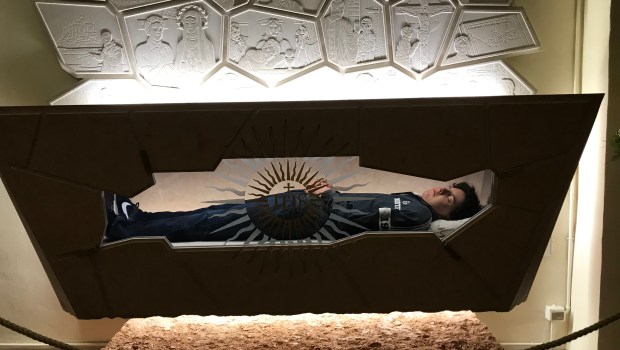 Relicário com o corpo do beato Carlo Acutis