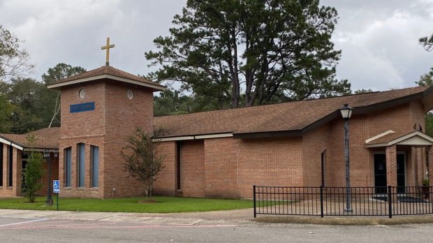 Igreja em Pearl River tem altar profanado