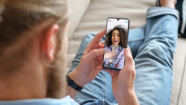 HOMEM E MULHER CONVERSANDO PELO SMARTPHONE