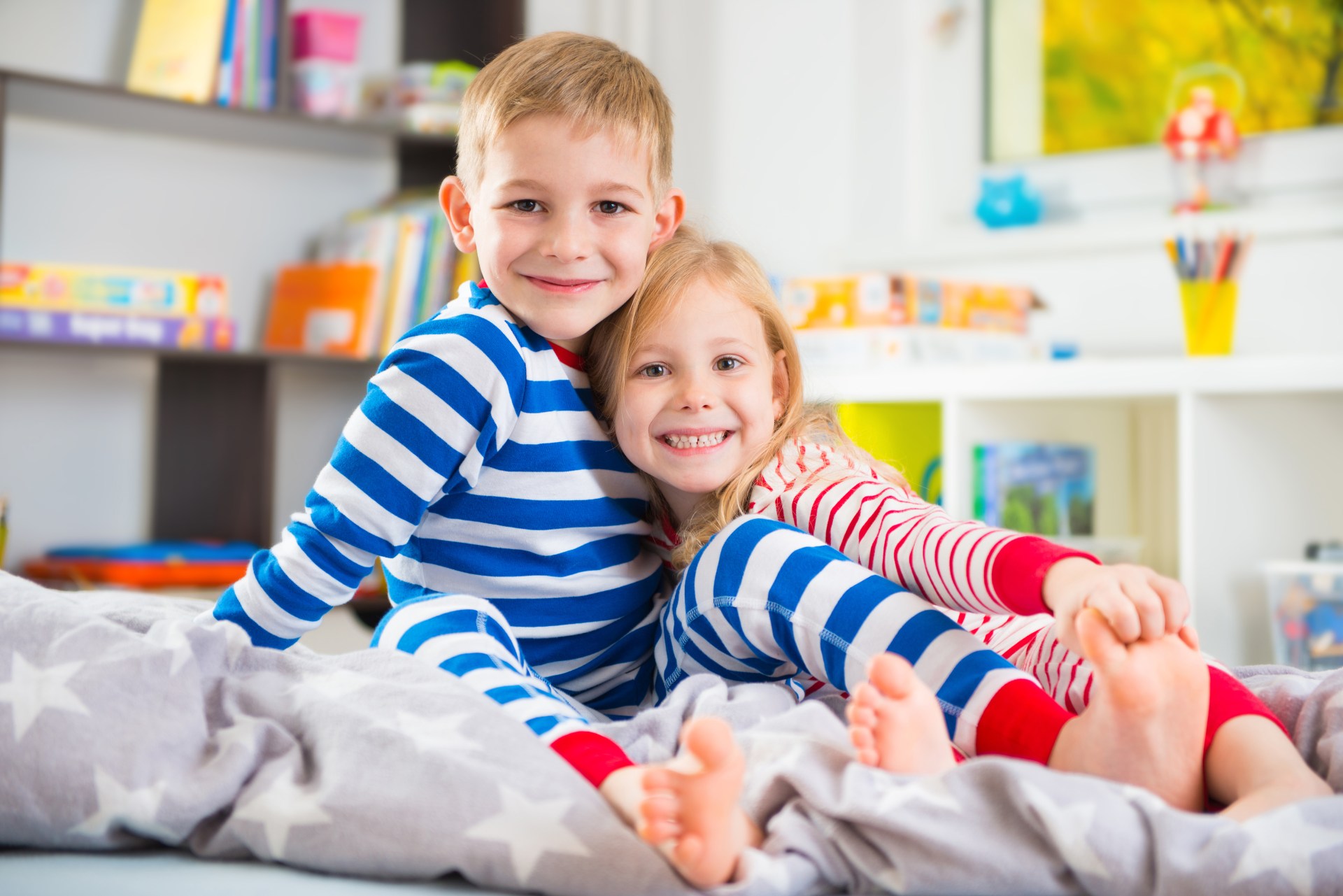 frère et soeur dans leur chambre