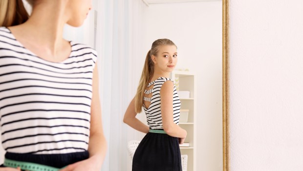 femme se regardant dans le miroir