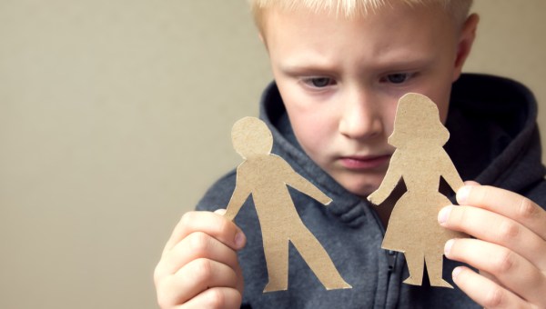 Criança sofre com separação dos pais