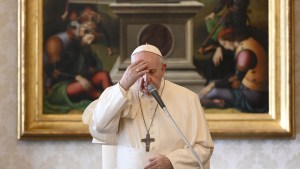 Papa Francisco faz o Sinal da Cruz