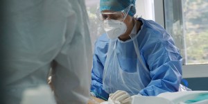 Covid-19: homem morre agarrado ao terço e deixa carta emocionante à família