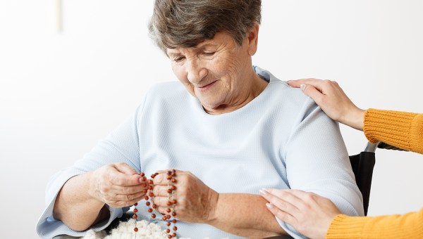Senhora rezando o terço
