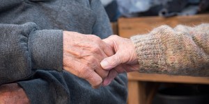 Casal de idosos separado por 100 dias tem reencontro emocionante