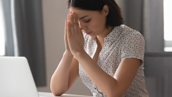 KOBIETA MODLI SIĘ W PRACY