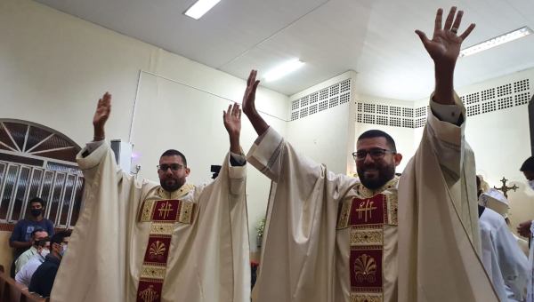 Irmãos gêmeos sacerdotes