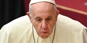 Quem é a violinista brasileira que tocou no aniversário do Papa Francisco