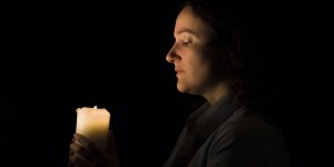 Velas abençoadas podem mesmo afugentar os demônios?