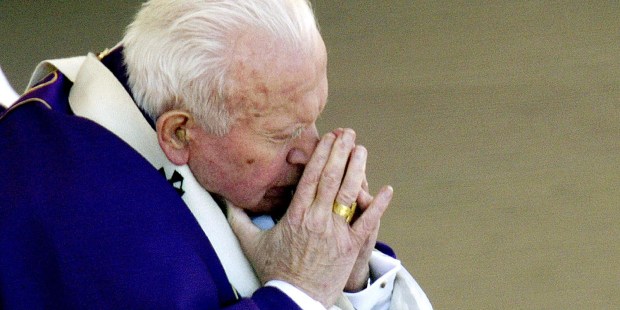 São João Paulo II rezando e pedindo a Deus