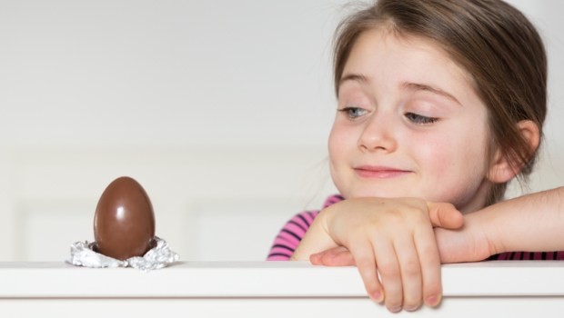 petite fille tentée par du chocolat